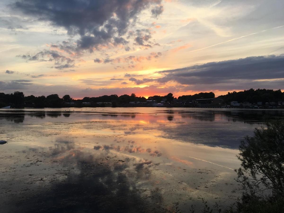 Fable Lodge Tattershall Lakes - Luxury Lakeside Lodge With Hot Tub Екстериор снимка