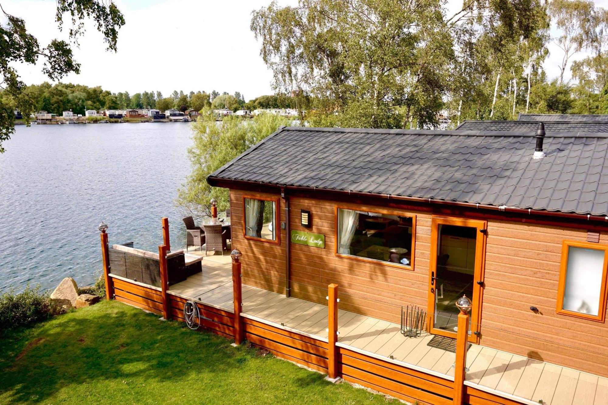 Fable Lodge Tattershall Lakes - Luxury Lakeside Lodge With Hot Tub Екстериор снимка
