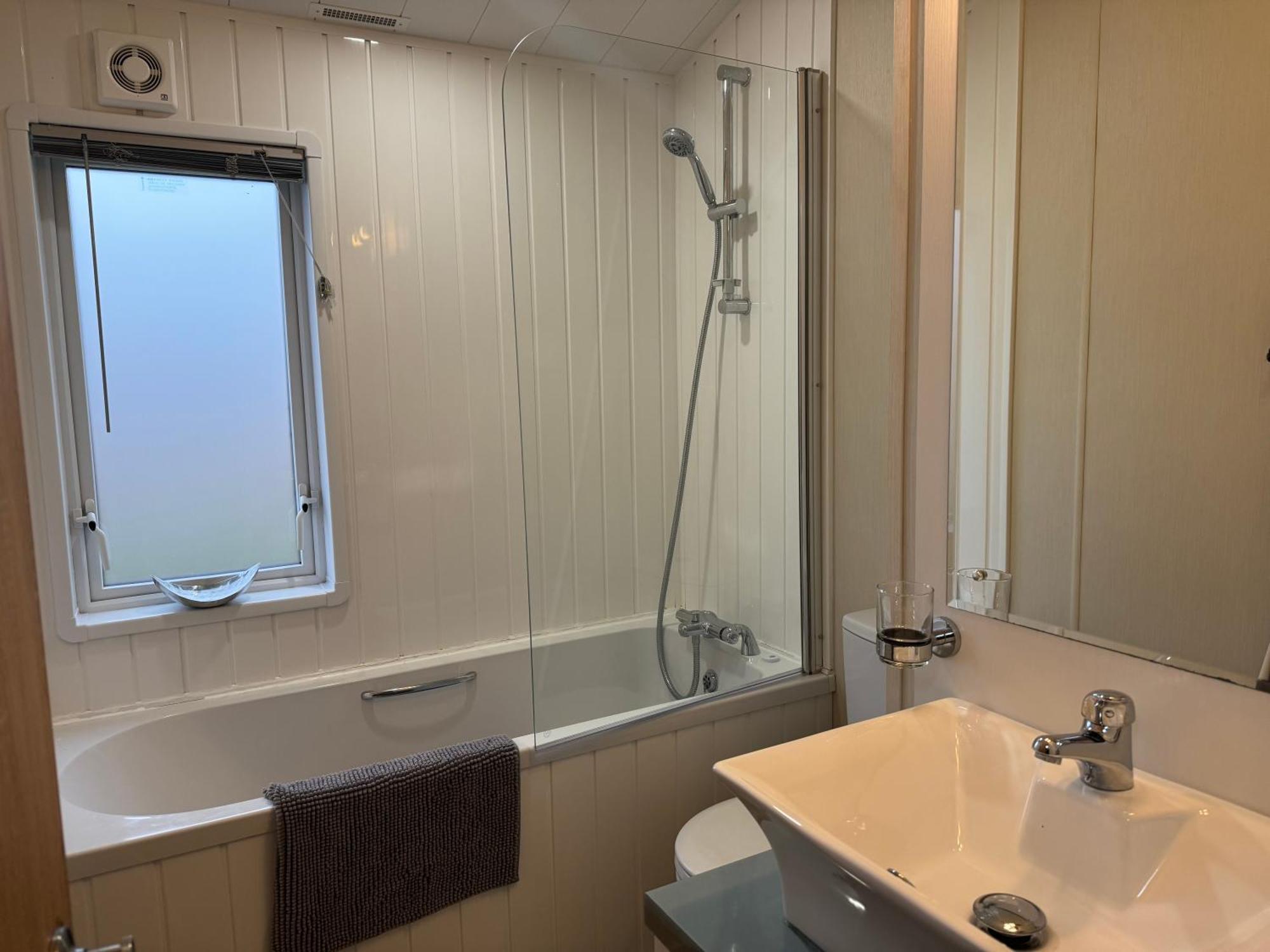 Fable Lodge Tattershall Lakes - Luxury Lakeside Lodge With Hot Tub Екстериор снимка