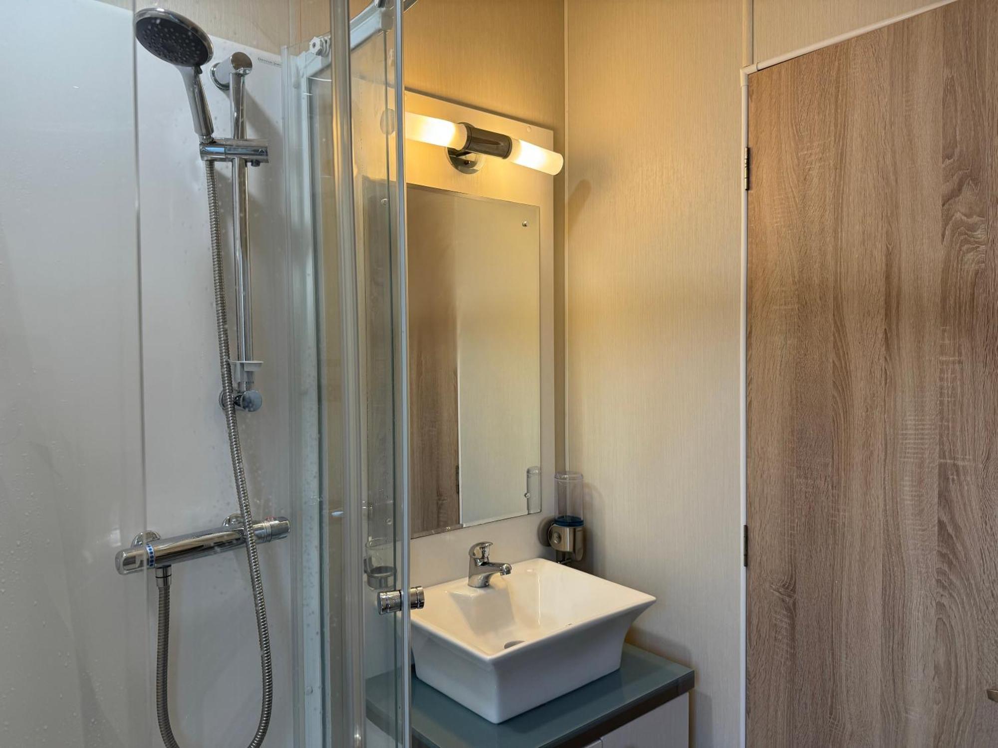 Fable Lodge Tattershall Lakes - Luxury Lakeside Lodge With Hot Tub Екстериор снимка