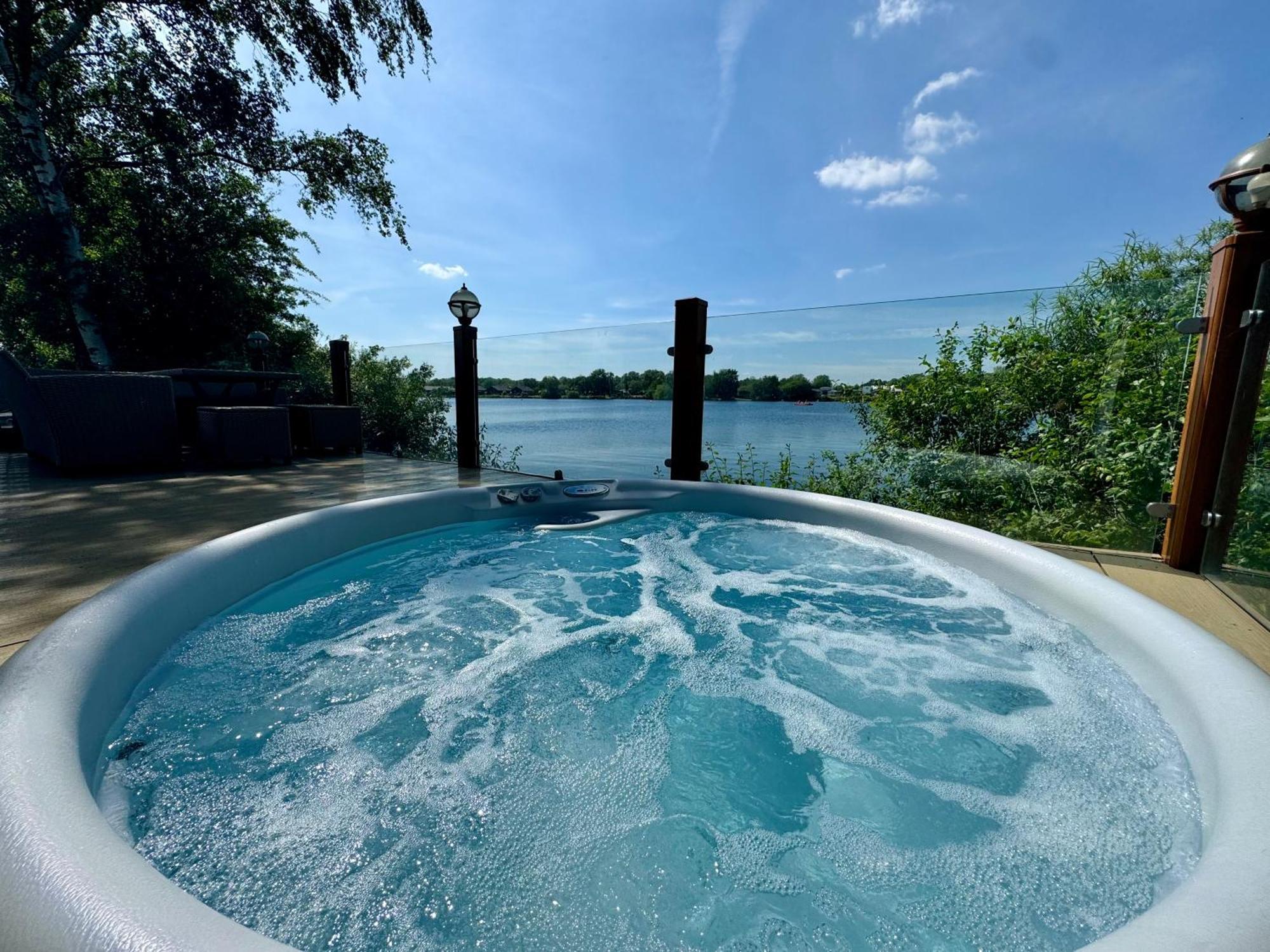 Fable Lodge Tattershall Lakes - Luxury Lakeside Lodge With Hot Tub Екстериор снимка